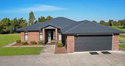 Welcome to your modern countryside getaway in Mamaku,