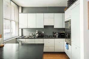 Fridge, microwave, oven, stovetop - Drury Lane - A Slice of Heaven (London)