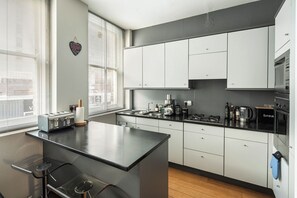 Coffee/tea maker, fridge, microwave, oven - Drury Lane - A Slice of Heaven (London)