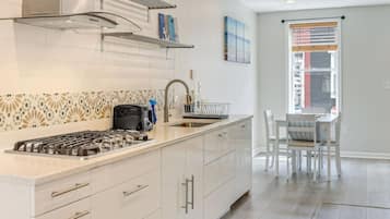 Een koelkast, een magnetron, een oven, een kookplaat