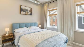 Een strijkplank/strijkijzer, wifi, beddengoed