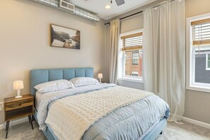 Tabla de planchar con plancha, wifi y ropa de cama 