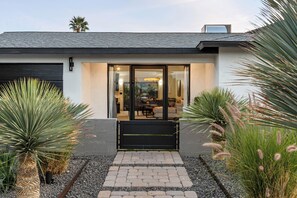 Exterior detail - Sol Paradise Villa -Private Pool, Games, BBQ, wet bar & EV charger (Scottsdale)