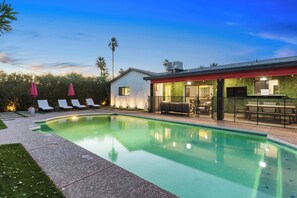 A swimming pool with lounge chairs and a covered patio area. - Sol Paradise Villa -Private Pool, Games, BBQ, wet bar & EV charger (Scottsdale)