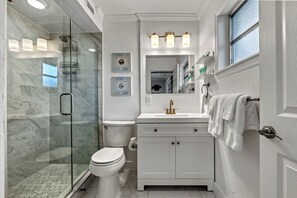 Shower, hair dryer, towels - Siesta SunDaze | Canal Front, Pool, Hot Tub, Walk to Siesta Key Beach (Sarasota)