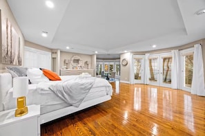 Iron/ironing board, WiFi, bed sheets - Lakefront Mansion ~Views ~Games ~Patio ~Pool Table (Burlington)