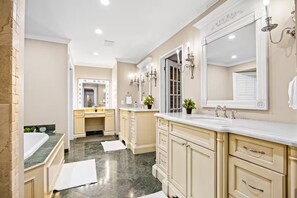 Hair dryer, towels, soap, toilet paper - Lakefront Mansion ~Views ~Games ~Patio ~Pool Table (Burlington)