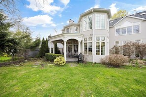 Exterior - Lakefront Mansion ~Views ~Games ~Patio ~Pool Table (Burlington)