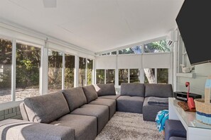 Smart TV - Adorable beach house situated in Pelican Shores with private beach access and kayak launch. (Englewood)
