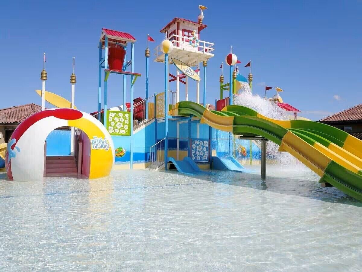 Ein Wasserpark mit mehreren Wasserrutschen und einem Wellenbecken.