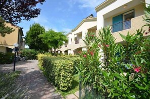 Property grounds - Holiday apartment with air conditioning and balcony (Bibione)