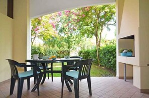 Outdoor dining - Holiday apartment with air conditioning and balcony (Bibione)