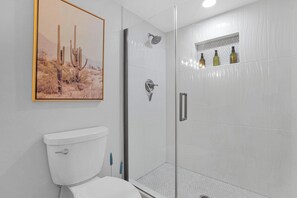 Douche, sèche-cheveux, serviettes fournies, savon