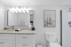 Douche, sèche-cheveux, serviettes fournies, savon