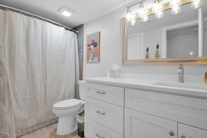 Douche, sèche-cheveux, serviettes fournies, savon