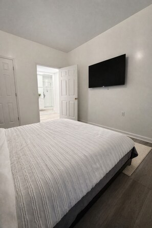Iron/ironing board, internet, bed sheets