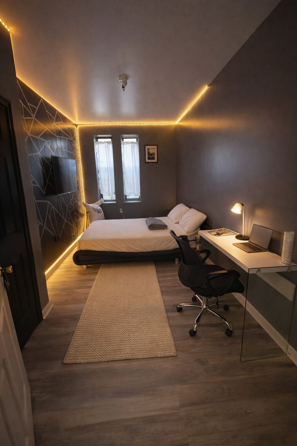 Iron/ironing board, internet, bed sheets