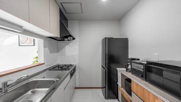 Apartment | Dapur peribadi | Peti sejuk, ketuhar gelombang mikro, dapur, kerusi tinggi