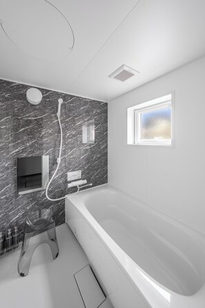 Leilighet | Bad | Toalettartikler (inkludert), hårføner, tøfler og bidé