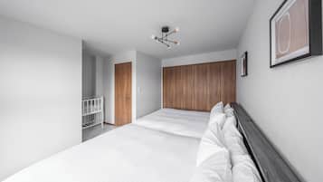 Apartment | Desk, iron/ironing board, free WiFi