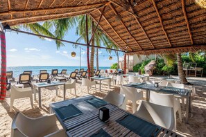 Outdoor dining - Corasol: Luxury Escape Pools, Nature & Golf (Playa del Carmen)