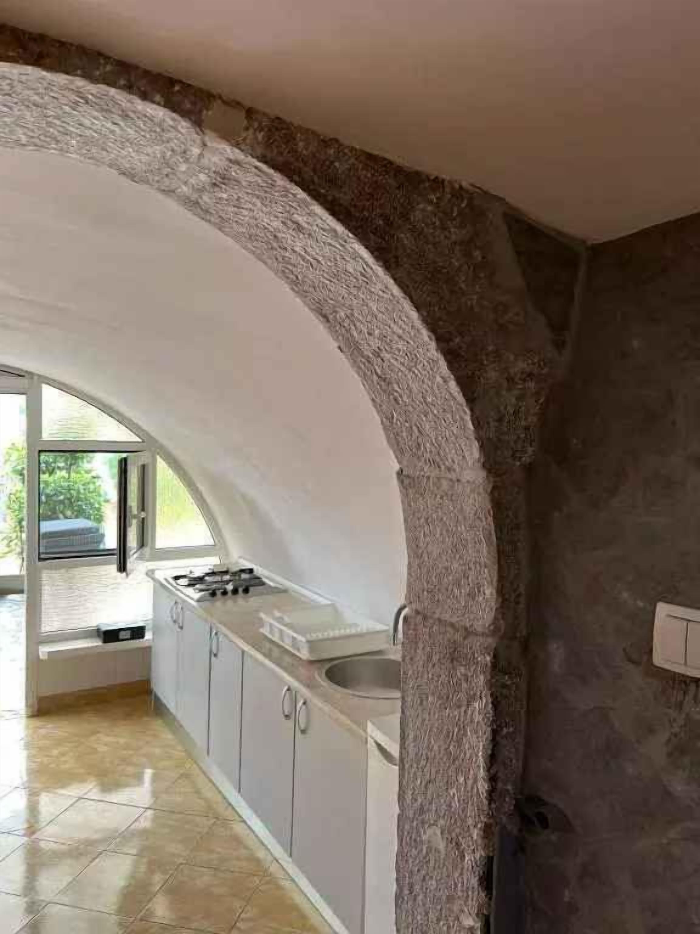 Jääkaappi, mikroaaltouuni, liesi, kahvin-/teenkeitin