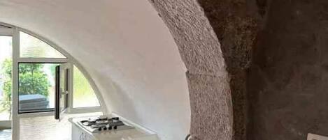 Jääkaappi, mikroaaltouuni, liesi, kahvin-/teenkeitin