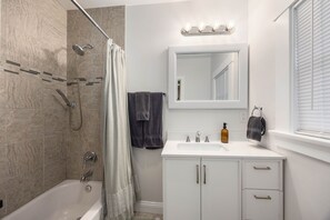 Secadora de cabello, toallas, jabón, papel de baño 