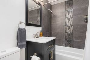 Séchoir à cheveux, serviettes fournies, savon, papier de toilette