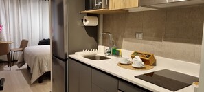 Jääkaappi, mikroaaltouuni, uuni, liesi