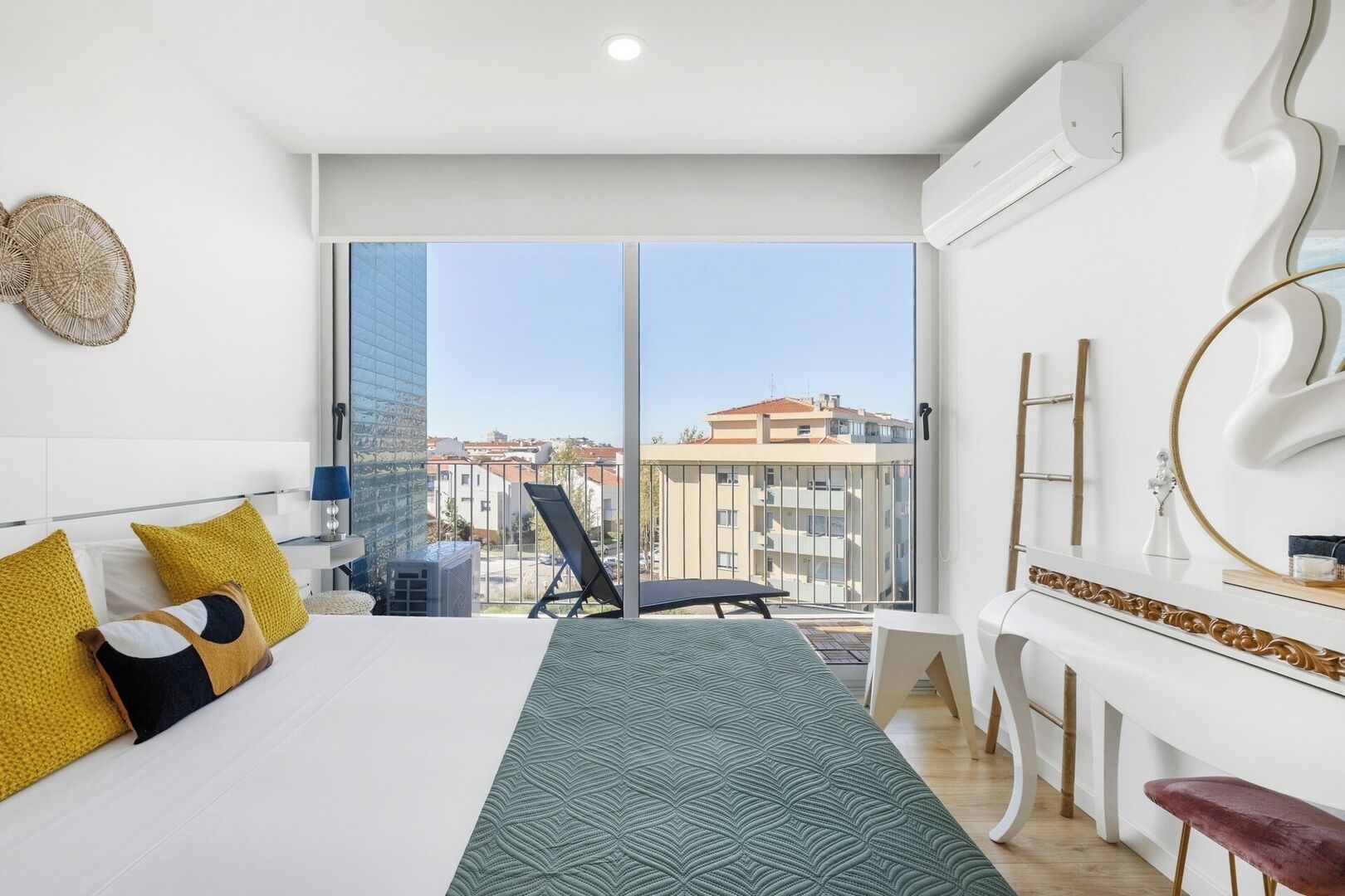 Tabla de planchar con plancha, cuna de viaje, wifi y ropa de cama 