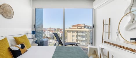 Tabla de planchar con plancha, cuna de viaje, wifi y ropa de cama