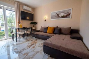 TV - Holiday flat with air conditioning and terrace (Novi Vinodolski)