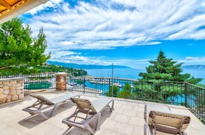 Terrace/patio - Holiday apartment with wellness facilities and shared swimming pool (Novi Vinodolski)