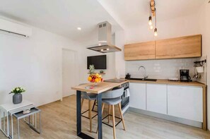 Fridge, oven, stovetop, dishwasher - Holiday apartment with wellness facilities and shared swimming pool (Novi Vinodolski)