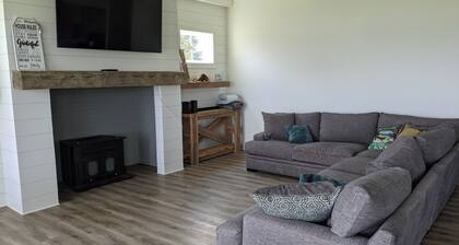 “Room for Everyone: Seven-Bedroom Lakefront Getaway on Lake Tillery”