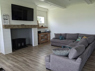 “Room for Everyone: Seven-Bedroom Lakefront Getaway on Lake Tillery”