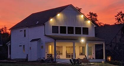 “Room for Everyone: Seven-Bedroom Lakefront Getaway on Lake Tillery”