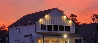 “Room for Everyone: Seven-Bedroom Lakefront Getaway on Lake Tillery”