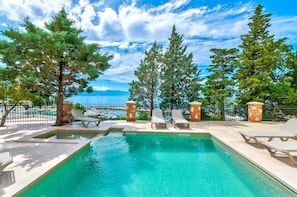 Pool - Holiday apartment with wellness area and swimming pool for shared use (Novi Vinodolski)