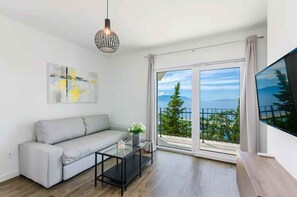 TV - Holiday apartment with wellness area and swimming pool for shared use (Novi Vinodolski)