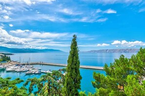 Marina - Holiday apartment with wellness area and swimming pool for shared use (Novi Vinodolski)