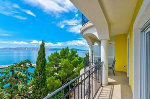 Property grounds - Holiday apartment with wellness area and swimming pool for shared use (Novi Vinodolski)