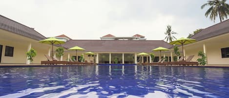 Hồ bơi ngoài trời