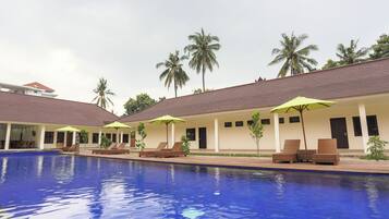 حمّام سباحة خارجي