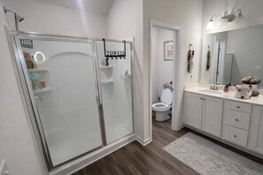 Shower, towels, soap, toilet paper - World Cup place in a Peaceful 3-bedroom house with AC in vibrant Atlanta (Atlanta)