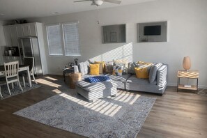 TV, books - World Cup place in a Peaceful 3-bedroom house with AC in vibrant Atlanta (Atlanta)