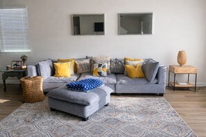 TV, books - World Cup place in a Peaceful 3-bedroom house with AC in vibrant Atlanta (Atlanta)
