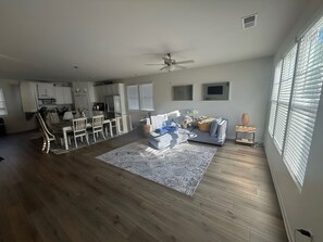 TV, books - World Cup place in a Peaceful 3-bedroom house with AC in vibrant Atlanta (Atlanta)