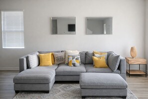 TV, books - World Cup place in a Peaceful 3-bedroom house with AC in vibrant Atlanta (Atlanta)